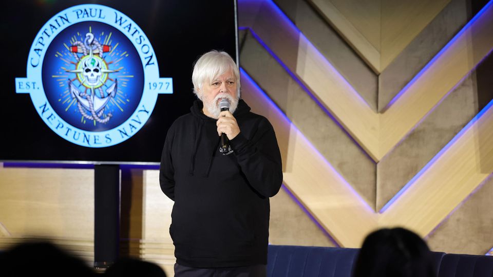 Ein Foto aus dem Jahr 2023: Paul Watson hält einen Vortrag über seine 2022 gegründete Captain Paul Watson Foundation 