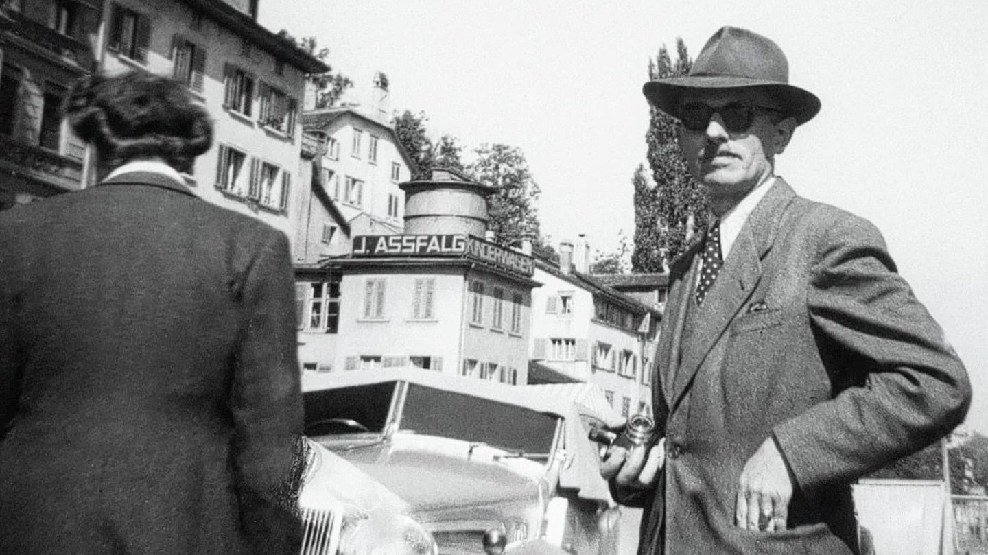Reinhard Gehlen: Spion mit dunkler Vergangenheit Im Nationalsozialismus steigt Gehlen (1902–1979) in der Wehrmacht auf, wird Chef der Abteilung "Fremde Heere Ost", die Informationen über die militärischen Gegner Berlins auswerten soll – und formt aus ihr eine eigene Einheit für Aufklärung und Spionage. Mit Kriegsende dient er sich den Amerikanern an, mit deren Zustimmung er die "Organisation Gehlen" aufbaut, den Vorgänger des Bundesnachrichtendienstes (BND), dessen erster Präsident er ab 1956 ist. Gehlen (hier Ende der 1940er-Jahre in Zürich) macht die Behörde zu einem Hort für ehemalige Nationalsozialisten, lässt besonders Gestapo- und SS-Männer rekrutieren. Die politische Kontrolle über das BND-Personal liegt in dieser Zeit beim Staatssekretär Hans Globke, der selbst eine nationalsozialistische Vergangenheit hat. Jahrzehnte nach Gehlens Tod decken Historiker auf, dass etliche von seinen Mitarbeitern direkt am Holocaust und an Kriegsverbrechen beteiligt waren.