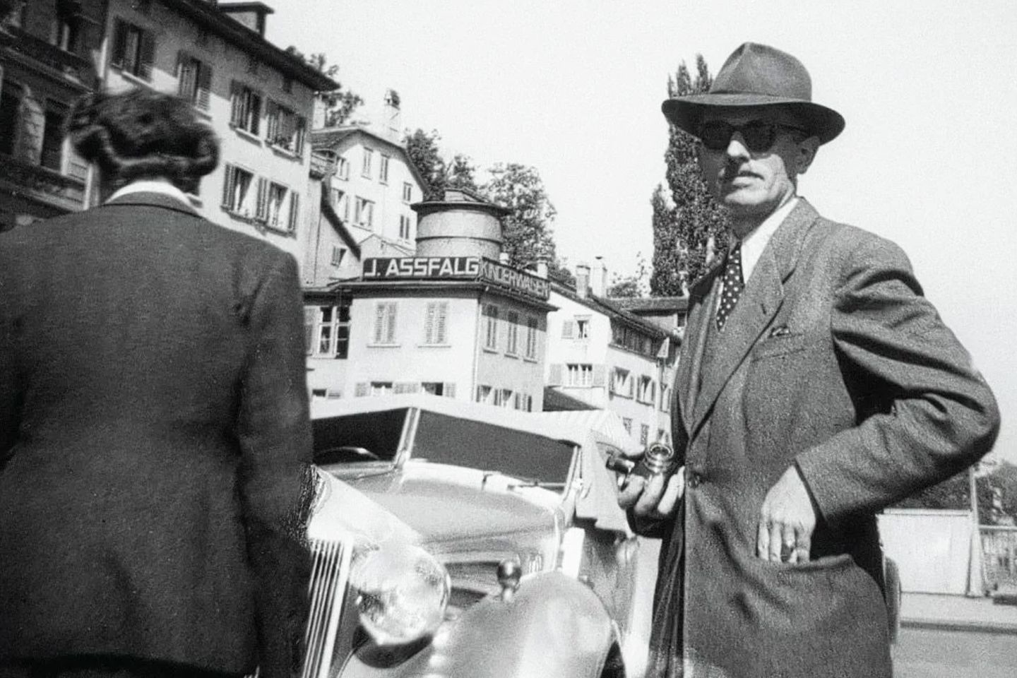 Reinhard Gehlen: Spion mit dunkler Vergangenheit  Im Nationalsozialismus steigt Gehlen (1902–1979) in der Wehrmacht auf, wird Chef der Abteilung "Fremde Heere Ost", die Informationen über die militärischen Gegner Berlins auswerten soll – und formt aus ihr eine eigene Einheit für Aufklärung und Spionage. Mit Kriegsende dient er sich den Amerikanern an, mit deren Zustimmung er die "Organisation Gehlen" aufbaut, den Vorgänger des Bundesnachrichtendienstes (BND), dessen erster Präsident er ab 1956 ist. Gehlen (hier Ende der 1940er-Jahre in Zürich) macht die Behörde zu einem Hort für ehemalige Nationalsozialisten, lässt besonders Gestapo- und SS-Männer rekrutieren. Die politische Kontrolle über das BND-Personal liegt in dieser Zeit beim Staatssekretär Hans Globke, der selbst eine nationalsozialistische Vergangenheit hat. Jahrzehnte nach Gehlens Tod decken Historiker auf, dass etliche von seinen Mitarbeitern direkt am Holocaust und an Kriegsverbrechen beteiligt waren.