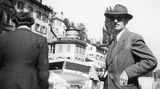 Im Nationalsozialismus steigt Gehlen (1902–1979) in der Wehrmacht auf, wird Chef der Abteilung "Fremde Heere Ost", die Informationen über die militärischen Gegner Berlins auswerten soll – und formt aus ihr eine eigene Einheit für Aufklärung und Spionage. Mit Kriegsende dient er sich den Amerikanern an, mit deren Zustimmung er die "Organisation Gehlen" aufbaut, den Vorgänger des Bundesnachrichtendienstes (BND), dessen erster Präsident er ab 1956 ist. Gehlen (hier Ende der 1940er-Jahre in Zürich) macht die Behörde zu einem Hort für ehemalige Nationalsozialisten, lässt besonders Gestapo- und SS-Männer rekrutieren. Die politische Kontrolle über das BND-Personal liegt in dieser Zeit beim Staatssekretär Hans Globke, der selbst eine nationalsozialistische Vergangenheit hat. Jahrzehnte nach Gehlens Tod decken Historiker auf, dass etliche von seinen Mitarbeitern direkt am Holocaust und an Kriegsverbrechen beteiligt waren.