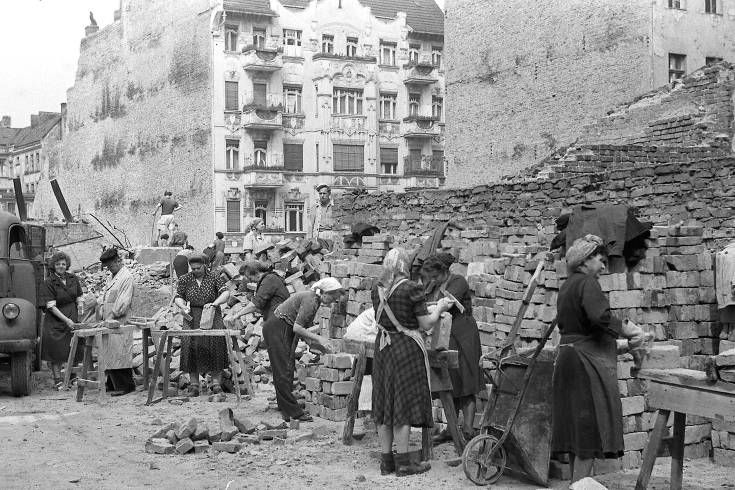 Frauen bei der Schuttbeseitigung