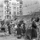 Frauen bei der Schuttbeseitigung