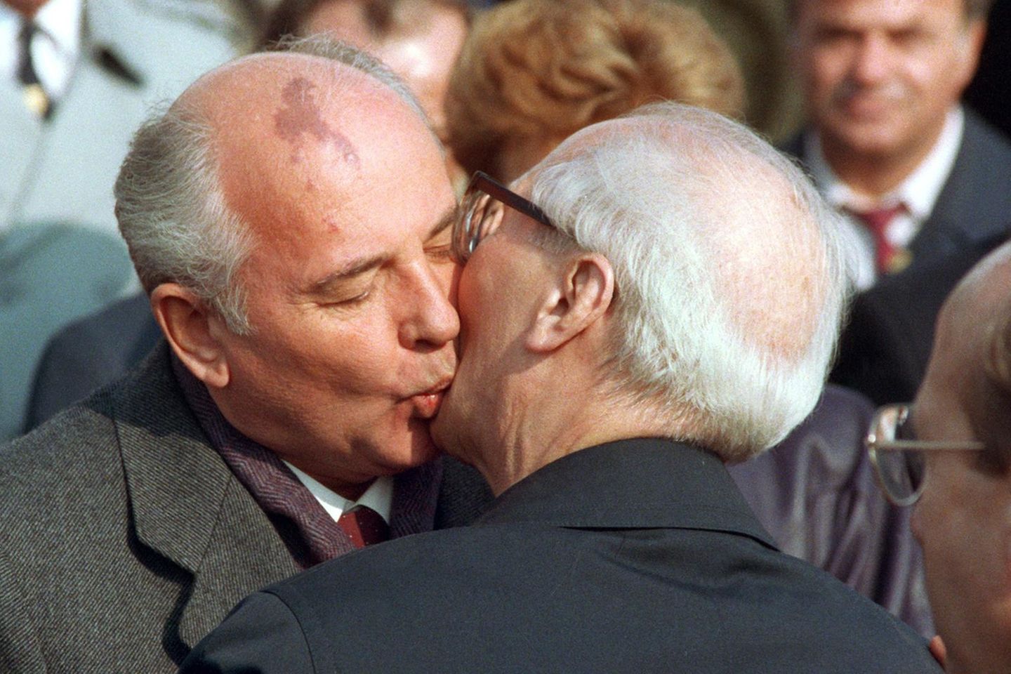 Honecker und Gorbatschow beim Bruderkuss