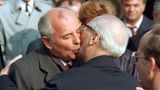 Honecker und Gorbatschow beim Bruderkuss