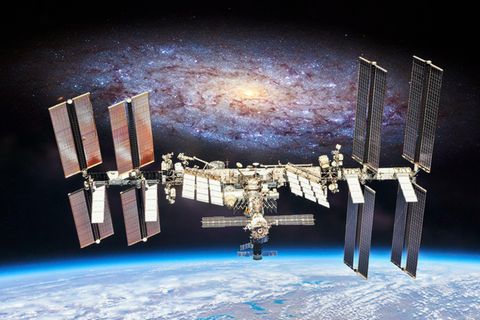 Ein Detektor auf der ISS hat Signale von Antimaterie-Teilchen empfangen: Sie könnten ein Hinweis auf noch seltsamere Partikel sein – die der Dunklen Materie