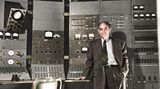 Einen Nobelpreis hatte Enrico Fermi zweifelsfrei verdient. Der italienische Physiker schuf unter anderem den ersten Kernreaktor. Doch den Preis erhielt er ausgerechnet für ein Experiment, dass er fehlinterpretierte.    1934 beschoss Fermi Uran mit Neutronen und beobachtete, dass sich das Element verändert hatte. Fermi glaubte, ein neuartiges Element erschaffen zu haben, das größer als Uran sei. 1938 wurde ihm der Nobelpreis für Physik zugesprochen.   Kurz darauf führten Otto Hahn und Fritz Straßmann ein ähnliches Experiment durch, stießen aber auf kleinere Elemente. Ihre Kollegin Lise Meitner erkannte, dass ihnen eine Kernspaltung gelungen war: Das Uran war in kleinere Atome zerbrochen. Fermi realisierte, dass ihm vermutlich das Gleiche gelungen war. Er ergänzte seine Nobelpreisrede um eine Fußnote, in der er sich korrigierte. Hahn, jedoch nicht Straßmann oder Meitner, erhielt den Nobelpreis für Chemie des Jahres 1944.