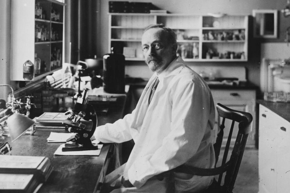 Noch nie wurde ein Nobelpreis zurückgenommen. Der eindeutigste Anwärter dafür wäre Johannes Fibiger: Dessen angebliche Entdeckung erwies sich nachträglich als Irrtum. Der dänische Mediziner beobachtete 1907 bei Ratten ein abnormes Zellwachstum, nachdem er sie mit Fadenwürmern infiziert hatte. Fibiger schlussfolgerte, dass Parasiten die Ursache für Krebs seien, was ihm den Nobelpreis für Medizin des Jahres 1926 einbrachte.  Doch wie spätere Untersuchungen ergaben, hatten die Ratten lediglich gutartige Geschwülste entwickelt, da sie aufgrund des Laborfutters zu wenig Vitamin-A hatten. Das Karolinska-Institut, das den Medizin-Nobelpreis vergibt, arbeitete 2004 die Fehlentscheidung auf. Dennoch bleibt Fibiger offiziell Nobelpreisträger. 1.3773