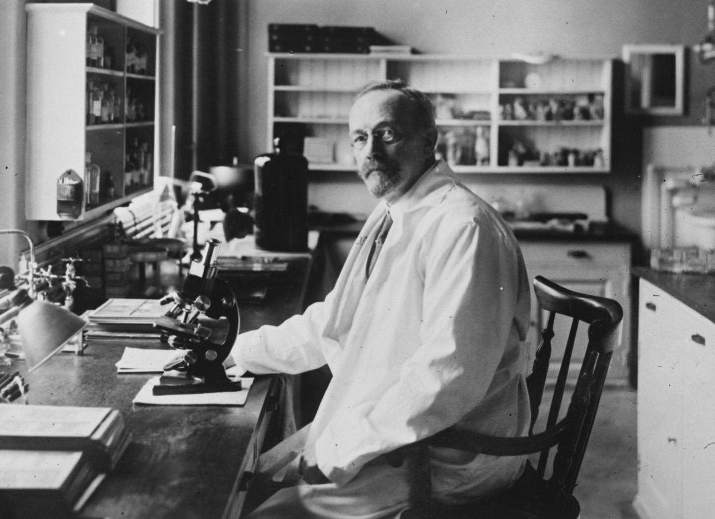 Der Irrtum Noch nie wurde ein Nobelpreis zurückgenommen. Der eindeutigste Anwärter dafür wäre Johannes Fibiger: Dessen angebliche Entdeckung erwies sich nachträglich als Irrtum. Der dänische Mediziner beobachtete 1907 bei Ratten ein abnormes Zellwachstum, nachdem er sie mit Fadenwürmern infiziert hatte. Fibiger schlussfolgerte, dass Parasiten die Ursache für Krebs seien, was ihm den Nobelpreis für Medizin des Jahres 1926 einbrachte. Doch wie spätere Untersuchungen ergaben, hatten die Ratten lediglich gutartige Geschwülste entwickelt, da sie aufgrund des Laborfutters zu wenig Vitamin-A hatten. Das Karolinska-Institut, das den Medizin-Nobelpreis vergibt, arbeitete 2004 die Fehlentscheidung auf. Dennoch bleibt Fibiger offiziell Nobelpreisträger.