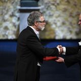 Gregg Semenza hat wohl einen Negativrekord unter den Nobelpreisträgern aufgestellt. Der Mediziner, der die Auszeichnung 2019 erhielt, musste 13 seiner Veröffentlichungen zurückziehen. Die zwei letzten Fälle wurden im September dieses Jahres bekannt: In den Studien waren Bilder und Datensätze falsch beschriftet. Unumstritten bleiben Semenzas prämierte Erkenntnisse zur Sauerstoffaufnahme von Zellen. Dennoch erhärtet sich der Eindruck, dass in seinem Institut an der Johns-Hopkins-Universität nicht immer wissenschaftlich sauber gearbeitet wird.