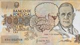 Viel Leid verursachte der Preisträger António Egas Moniz, und fatal war seine Ehrung mit dem Nobelpreis. Ab 1935 behandelte der portugiesische Neurologe Psychosen und Depressionen mit der von ihm entwickelten Lobotomie. Dazu drang er über zwei Löcher im Schädeldach in das Gehirn der Erkrankten ein und durchschnitt Nervenbahnen im Stirnlappen. Da die Funktionsweise des Gehirns noch weitgehend unverstanden war, hatten seine Schnitte unvorhersehbare zerstörerische Folgen. Manchen Erkrankten, die er teils gegen ihren Willen behandelte, soll es danach besser gegangen sein, andere wurden apathisch, veränderten ihre Persönlichkeit oder wurden gar zu Pflegefällen.   Die Lobotomie war hochumstritten, doch die Kritik verstummte, als Moniz 1949 den Nobelpreis für Medizin zugesprochen bekam. Sein Verfahren wurde weltweit populär. Erst die Entdeckung von Psychopharmaka konnte die Methode nach und nach verdrängen, und spätestens mit dem Buch "Einer flog über das Kuckucksnest" und dessen oscarprämierter Verfilmung wendete sich auch die Öffentlichkeit gegen die Lobotomie.