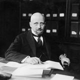 Fritz Habers Leistung zählt zu den Großtaten der Chemie: Dank des von ihm mitentwickelten Haber-Bosch-Verfahrens ließ sich Stickstoffdünger massenhaft herstellen. Die Produktion von Nahrungsmitteln stieg stark, der Hunger auf der Welt ging zurück.   Und doch ist Haber umstritten, denn er war eine treibende Kraft hinter dem deutschen Einsatz von Giftgas im Ersten Weltkrieg. Dabei verbot schon damals die Haager Landkriegsordnung die militärische Verwendung von Giften und "erstickenden Gasen". Dennoch schlug Haber das hochgefährliche Chlorgas als Waffe vor, und er optimierte persönlich dessen Einsatz an der Front. Nach den Deutschen setzten auch die Briten und Franzosen Chlorgas ein. Rund 90.000 Soldaten starben. Der "Vater des Gaskrieges" wurde zeitweilig als Kriegsverbrecher gesucht. Umso größer die Überraschung und Empörung, als ihm ausgerechnet der erste Nobelpreis für Chemie nach dem Ersten Weltkrieg zugesprochen wurde.