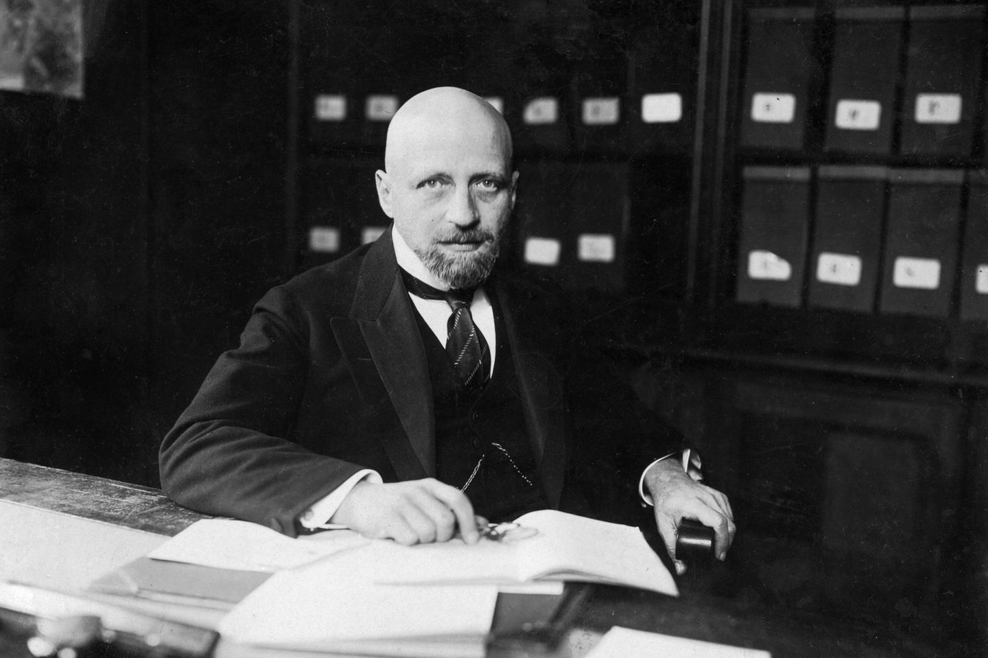 Der Giftkrieg Fritz Habers Leistung zählt zu den Großtaten der Chemie: Dank des von ihm mitentwickelten Haber-Bosch-Verfahrens ließ sich Stickstoffdünger massenhaft herstellen. Die Produktion von Nahrungsmitteln stieg stark, der Hunger auf der Welt ging zurück.   Und doch ist Haber umstritten, denn er war eine treibende Kraft hinter dem deutschen Einsatz von Giftgas im Ersten Weltkrieg. Dabei verbot schon damals die Haager Landkriegsordnung die militärische Verwendung von Giften und "erstickenden Gasen". Dennoch schlug Haber das hochgefährliche Chlorgas als Waffe vor, und er optimierte persönlich dessen Einsatz an der Front. Nach den Deutschen setzten auch die Briten und Franzosen Chlorgas ein. Rund 90.000 Soldaten starben. Der "Vater des Gaskrieges" wurde zeitweilig als Kriegsverbrecher gesucht. Umso größer die Überraschung und Empörung, als ihm ausgerechnet der erste Nobelpreis für Chemie nach dem Ersten Weltkrieg zugesprochen wurde.