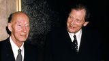 Die Vergabe des Nobelpreises für Literatur steht oft in der Kritik, doch letztlich sind die Entscheidungen eine Geschmacksfrage. 1974 kam es jedoch zum Skandal, als die Schwedische Akademie zwei Personen aus ihren eigenen Reihen prämierte. Eyvind Johnson (links) war in Schweden als Novelist bekannt, Harry Martinson als Poet. Außerhalb des Landes allerdings waren sie kaum bekannt. Ungeachtet der Frage, ob die zwei den Preis verdient hatten, machte sich die Akademie angreifbar, die Wahl – an der die beiden nicht teilgenommen hatten – wirkte wie Kungelei. Und auch den beiden Preisträgern tat die Akademie keinen Gefallen, deren Prämierung international heftig kritisiert wurde. Martinson beging 1978 Suizid, wohl auch als Folge der Verrisse.