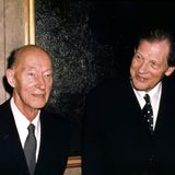 Die Vergabe des Nobelpreises für Literatur steht oft in der Kritik, doch letztlich sind die Entscheidungen eine Geschmacksfrage. 1974 kam es jedoch zum Skandal, als die Schwedische Akademie zwei Personen aus ihren eigenen Reihen prämierte. Eyvind Johnson (links) war in Schweden als Novelist bekannt, Harry Martinson als Poet. Außerhalb des Landes allerdings waren sie kaum bekannt. Ungeachtet der Frage, ob die zwei den Preis verdient hatten, machte sich die Akademie angreifbar, die Wahl – an der die beiden nicht teilgenommen hatten – wirkte wie Kungelei. Und auch den beiden Preisträgern tat die Akademie keinen Gefallen, deren Prämierung international heftig kritisiert wurde. Martinson beging 1978 Suizid, wohl auch als Folge der Verrisse.