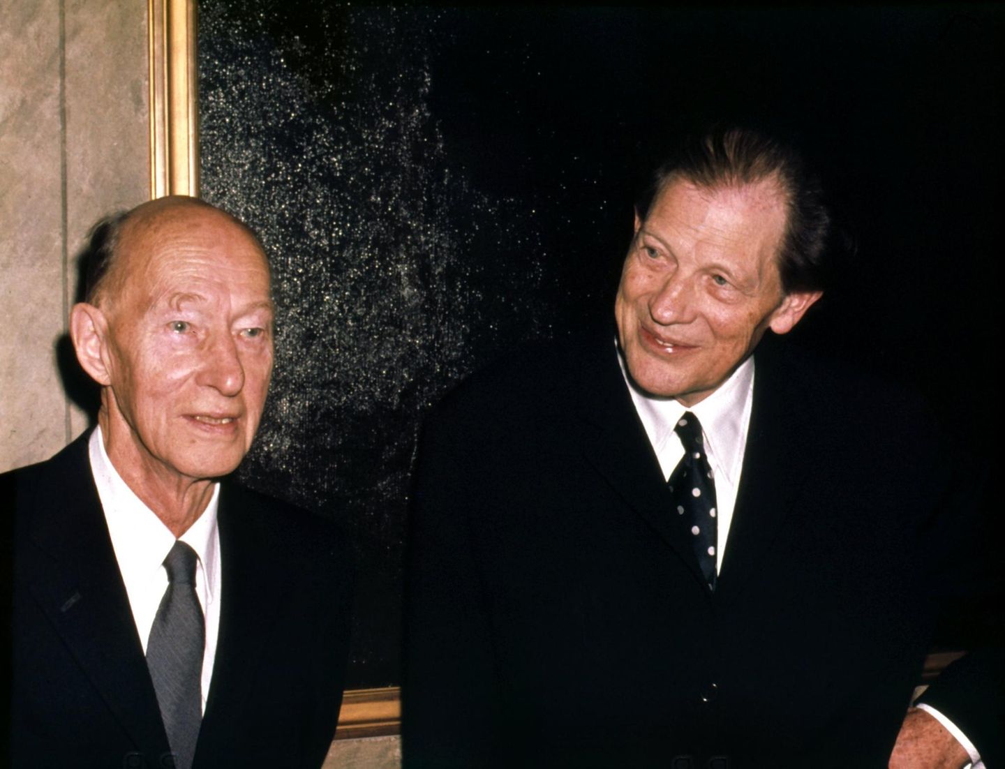 Die zu naheliegende Wahl Die Vergabe des Nobelpreises für Literatur steht oft in der Kritik, doch letztlich sind die Entscheidungen eine Geschmacksfrage. 1974 kam es jedoch zum Skandal, als die Schwedische Akademie zwei Personen aus ihren eigenen Reihen prämierte. Eyvind Johnson (links) war in Schweden als Novelist bekannt, Harry Martinson als Poet. Außerhalb des Landes allerdings waren sie kaum bekannt. Ungeachtet der Frage, ob die zwei den Preis verdient hatten, machte sich die Akademie angreifbar, die Wahl – an der die beiden nicht teilgenommen hatten – wirkte wie Kungelei. Und auch den beiden Preisträgern tat die Akademie keinen Gefallen, deren Prämierung international heftig kritisiert wurde. Martinson beging 1978 Suizid, wohl auch als Folge der Verrisse.