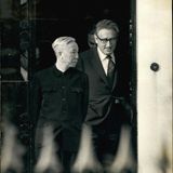 Frieden schaffen oft jene, die zuvor Krieg geführt haben. Das spiegelte sich immer wieder im Friedensnobelpreis wider. Doch wenige Entscheidungen waren so umstritten wie die Vergabe 1973 an den nordvietnamesischen Politiker Lê Đức Thọ und den US-Außenminister Henry Kissinger.   Im Vietnamkrieg standen sich der kommunistische Norden und der von den USA unterstützte Süden gegenüber. Beide Seiten kämpften mit enormer Grausamkeit und begingen Kriegsverbrechen. Für die USA entwickelte sich der Krieg zum Debakel. Um sich gesichtswahrend zurückziehen zu können, forderten sie vom Norden einen formalen Waffenstillstand. Als dieser die Verhandlungen platzen ließ, führten die USA die schwersten Bombenangriffe seit dem Ende des Zweiten Weltkriegs durch. 1973 unterschrieben alle Seiten den Vertrag von Paris. Die USA zogen ab, obwohl Kissinger voraussagte, dass der Krieg weitergehen würde und der Süden verloren sei. Trotz der Farce und aller Kriegsverbrechen wurde Thọ und Kissinger der Preis zugesprochen. Thọ lehnte ab. Der Krieg endete 1975 mit der totalen Niederlage Südvietnams.