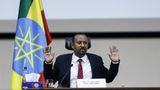Es schien ein historischer Frieden einzukehren, als der äthiopische Premierminister Abiy Ahmed 2018 Eritrea das Recht auf lang umkämpfte Grenzgebiete in der Tigray-Region zugestand. Für dieses Einlenken und seine Reformideen für ein demokratisches Äthiopien zeichnete das Komitee Ahmed 2019 mit dem Friedensnobelpreis aus.   Doch nur ein Jahr später kippte die öffentliche Wahrnehmung in Bezug auf Ahmed. Seine Regierung verschob Parlaments- und Regionalwahlen, ein neuer Krieg im äthiopischen Teil Tigrays begann. Seitdem ist von Ahmeds demokratischen Reformen kaum etwas übrig. Er ließ Haftbefehle gegen Oppositionelle verhängen, unabhängige Zeitungen mussten zeitweilig schließen, regionale Politiker wurden abgesetzt. Menschenrechtsorganisationen wie Amnesty International klagen, dass sein Regierungsstil zunehmend autoritärer würde und seine Armee Kriegsverbrechen verübe.