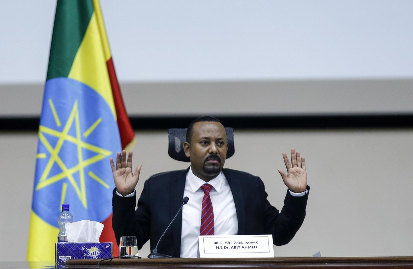 Der Abstieg Es schien ein historischer Frieden einzukehren, als der äthiopische Premierminister Abiy Ahmed 2018 Eritrea das Recht auf lang umkämpfte Grenzgebiete in der Tigray-Region zugestand. Für dieses Einlenken und seine Reformideen für ein demokratisches Äthiopien zeichnete das Komitee Ahmed 2019 mit dem Friedensnobelpreis aus. Doch nur ein Jahr später kippte die öffentliche Wahrnehmung in Bezug auf Ahmed. Seine Regierung verschob Parlaments- und Regionalwahlen, ein neuer Krieg im äthiopischen Teil Tigrays begann. Seitdem ist von Ahmeds demokratischen Reformen kaum etwas übrig. Er ließ Haftbefehle gegen Oppositionelle verhängen, unabhängige Zeitungen mussten zeitweilig schließen, regionale Politiker wurden abgesetzt. Menschenrechtsorganisationen wie Amnesty International klagen, dass sein Regierungsstil zunehmend autoritärer würde und seine Armee Kriegsverbrechen verübe.