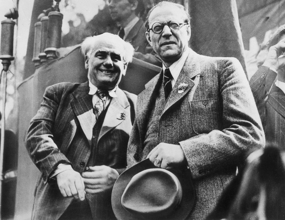 Wilhelm Pieck (links) und Otto Grotewohl (Ministerpräsident der DDR), auf der Rednertribüne