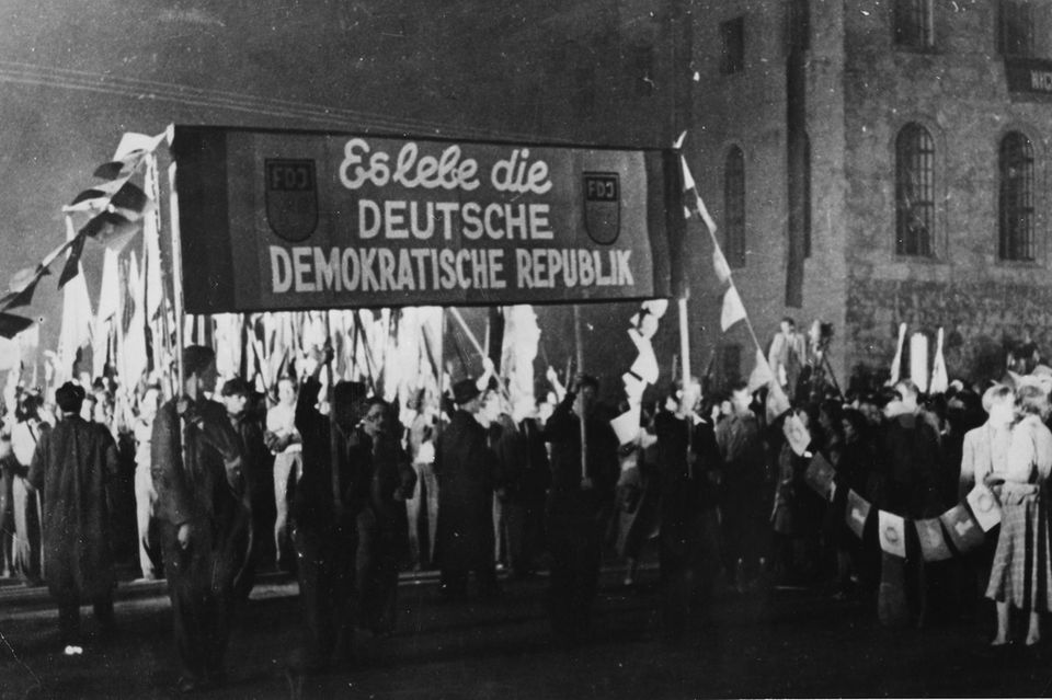 Menschen tragen Banner "Es lebe die Deutsche Demokratische Republik" 1.5527