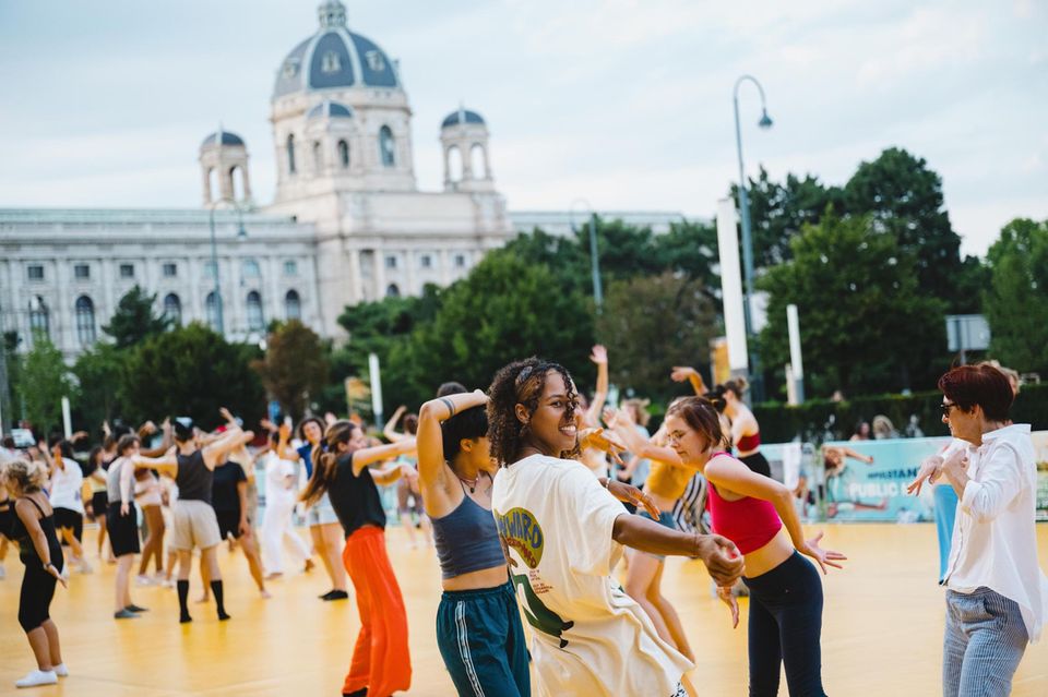 Public Moves, ein öffentliches Tanzformat des Tanzfestivals Impulstanz am Vorplatz des Museumsquartiers in Wien 1.5004