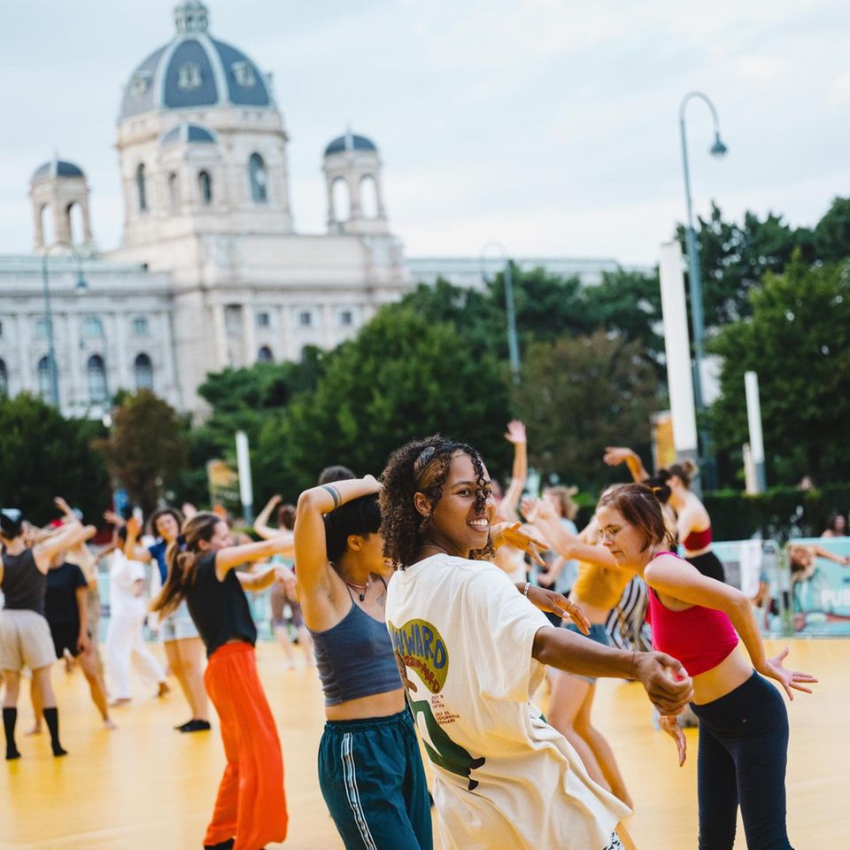 Public Moves, ein öffentliches Tanzformat des Tanzfestivals Impulstanz am Vorplatz des Museumsquartiers in Wien
