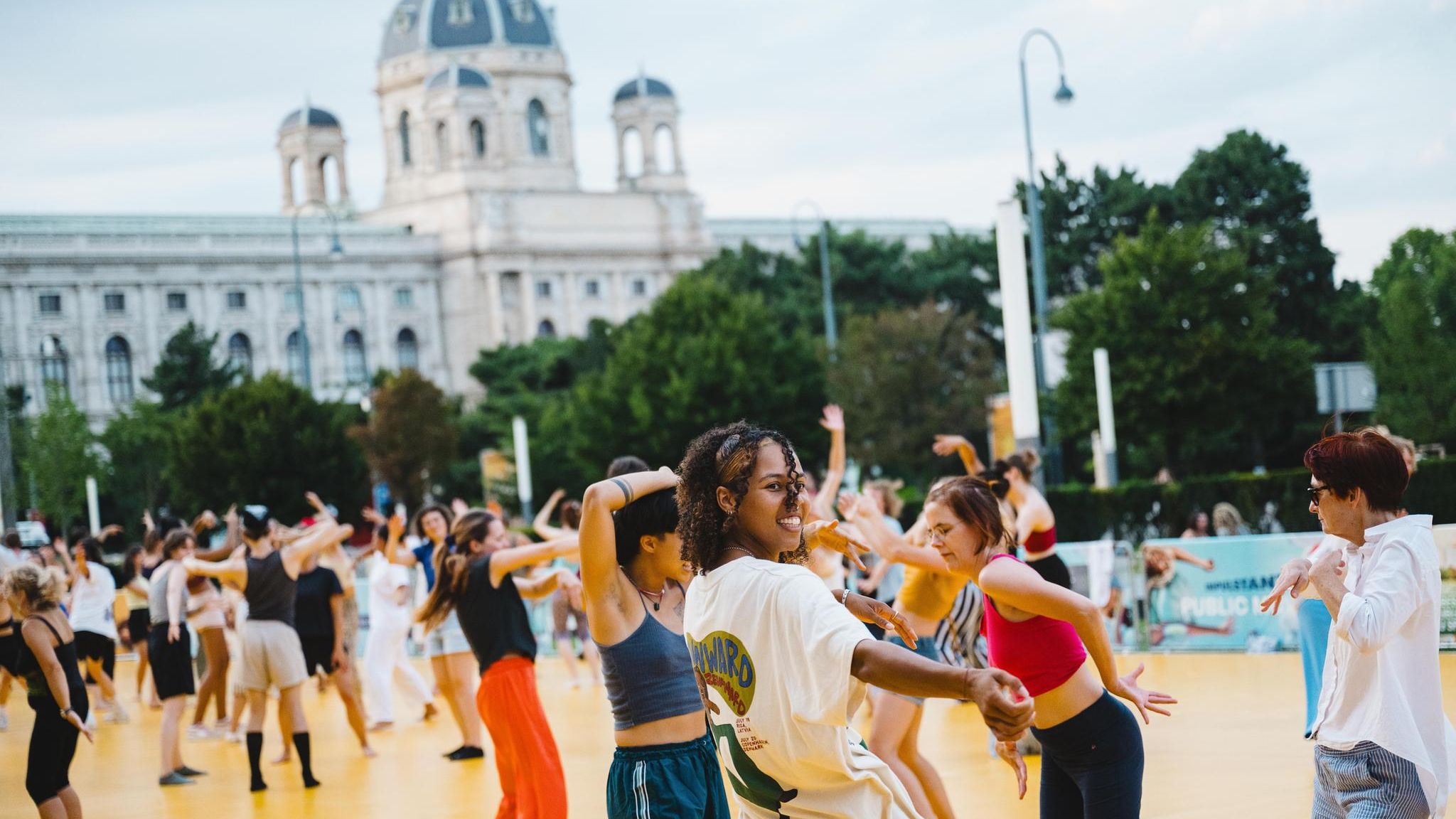 Public Moves, ein öffentliches Tanzformat des Tanzfestivals Impulstanz am Vorplatz des Museumsquartiers in Wien