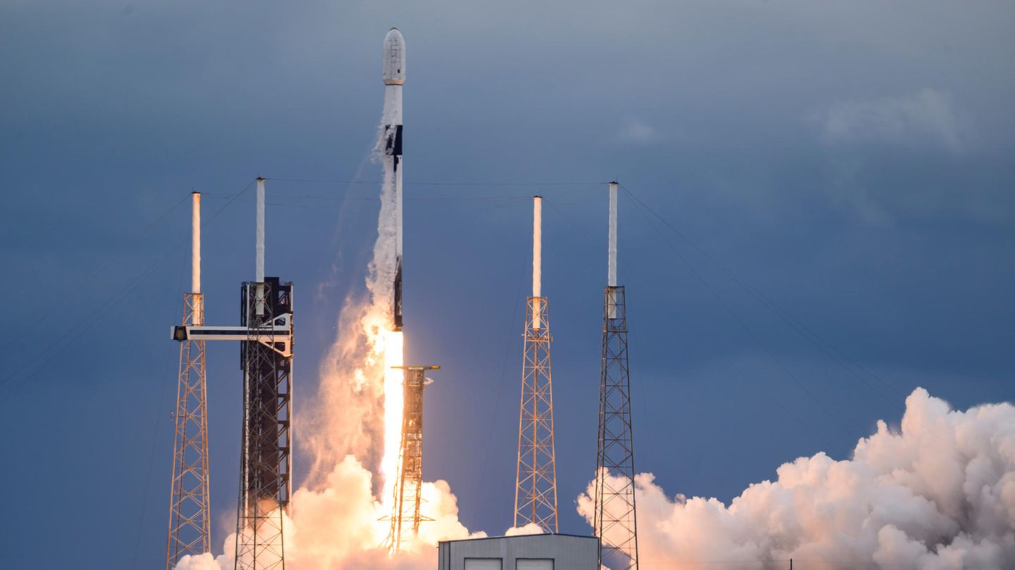Eine Falcon-9-Rakete bringt die Sonde "Hera" ins All
