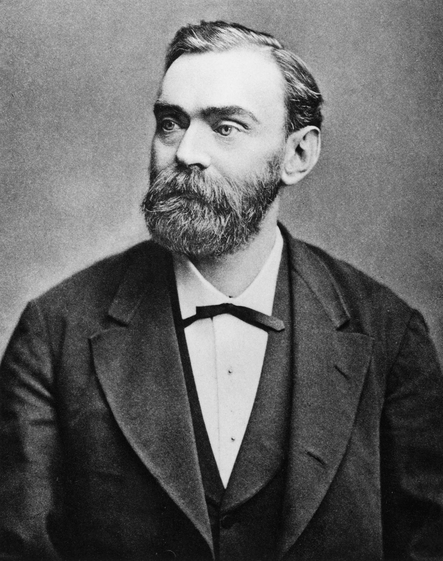Alfred Nobel in Anzug