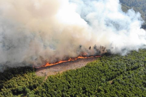 Luftaufnahme zeigt Waldbrand im Sauerland