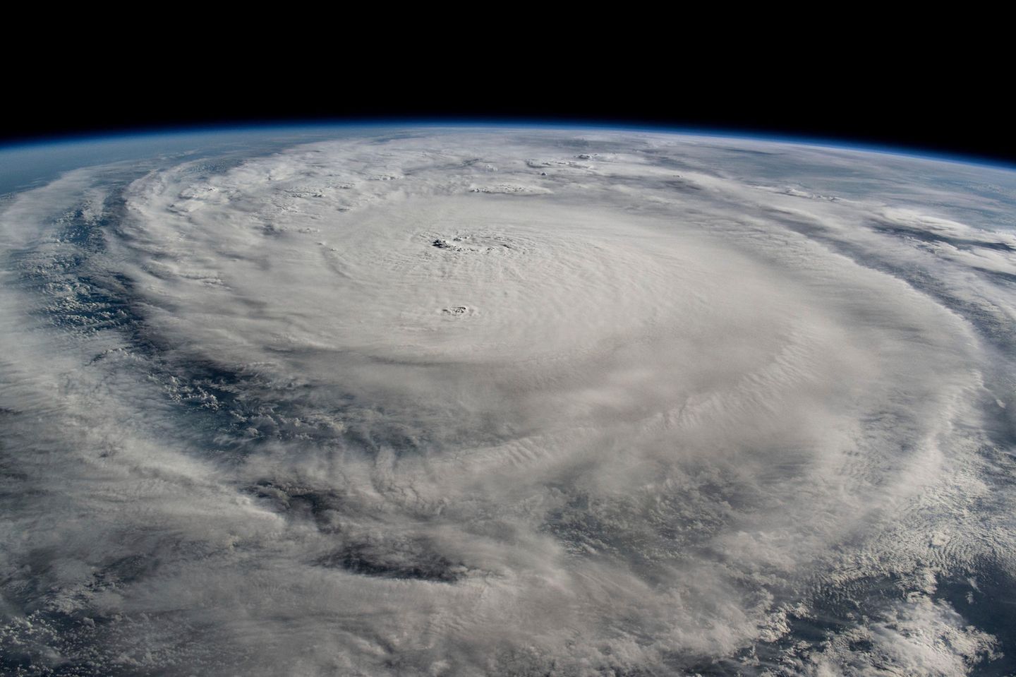 Gigantische Dimensionen: Eine Außenkamera der Internationalen Raumstation ISS fotografierte am 8. Oktober das Auge des Hurrikans "Milton"