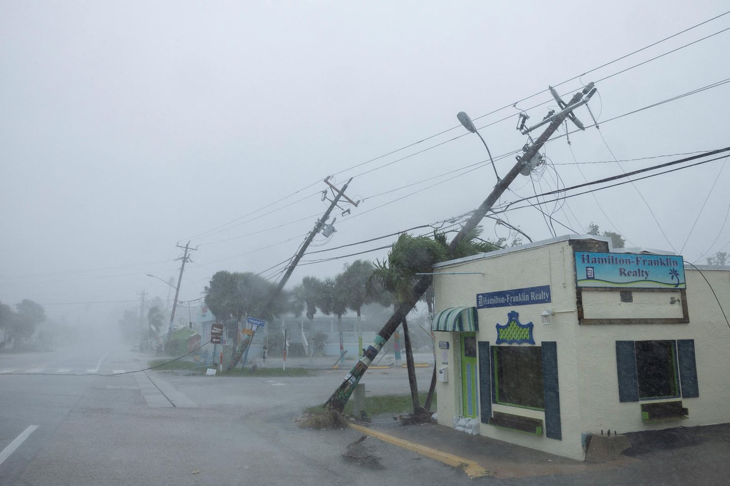 Extreme Windböen haben Strommasten in Fort Myers, Florida umgeknickt. Mehr als drei Millionen Haushalte in dem Bundesstaat waren ohne Strom, wie aus Daten der Seite poweroutage.us hervorging