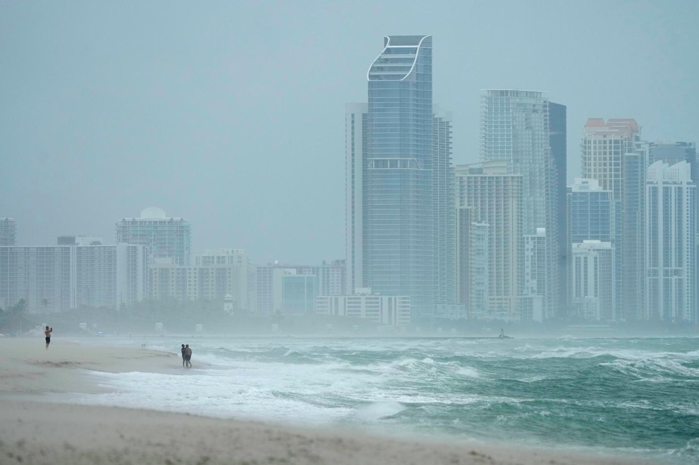 Vorboten des Sturms: Am Strand von Sunny Isles Beach (Florida) fegt der am 9. Oktober auffrischende Wind Sand über den Strand