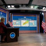 US-Präsident Joe Biden und Präsidentschaftskandidatin Kamala Harris werden am 9. Oktober im Weißen Haus über die laufenden Vorbereitungen auf den Hurrikan "Milton" informiert. Joe Biden hatte mit eindringlichen Worten vor dem Hurrikan gewarnt und deswegen seine geplante Deutschlandreise abgesagt