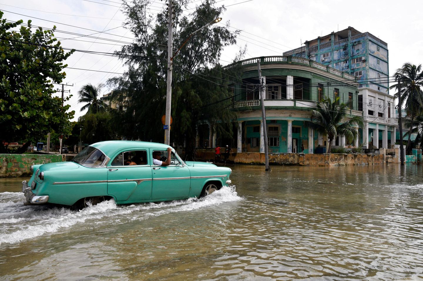Neben extremen Windgeschwindigkeiten brachte Hurrikan "Milton" auch Hochwasser und extreme Niederschläge. Im Bild eine überschwemmte Straße in Havanna am 9. Oktober