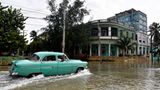 Neben extremen Windgeschwindigkeiten brachte Hurrikan "Milton" auch Hochwasser und extreme Niederschläge. Im Bild eine überschwemmte Straße in Havanna am 9. Oktober