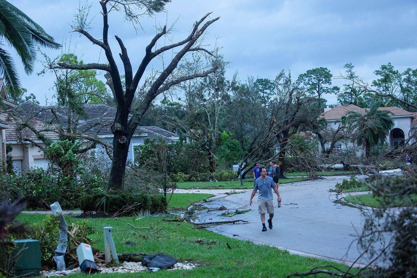 Schon vor dem Eintreffen des Hurrikans richteten Tornados am Abend des 9. Oktober schwere Schäden an, hier in Wellington, Florida
