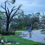 Schon vor dem Eintreffen des Hurrikans richteten Tornados am Abend des 9. Oktober schwere Schäden an, hier in Wellington, Florida