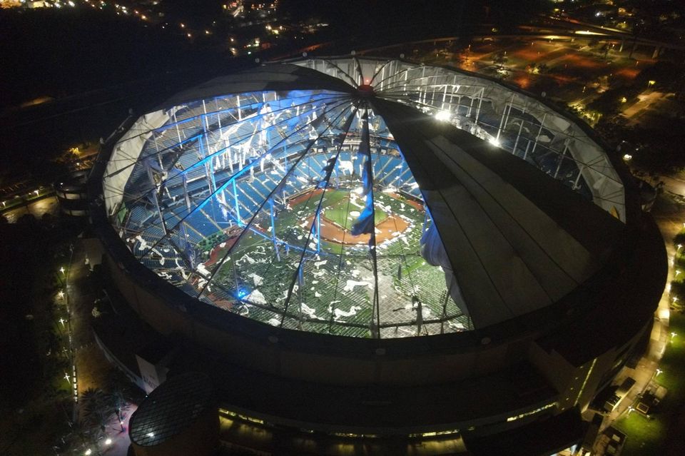 Die Luftaufnahme vom 10. Oktober zeigt das zerstörte Dach des Baseballstadions Tropicana Field in der Innenstadt von St. Petersburg, Florida 1.3333