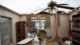 Ein Bild der Verwüstung: Dieses Wohnzimmer in Fort Myers, Florida, wurde von einem durchziehenden Tornado zerstört. Bereits vor zwei Wochen hatte Sturm "Helene" schwere Schäden in Florida und mehreren anderen Bundesstaaten verursacht. Dabei kamen weit über 200 Menschen zu Tode. Vielen Betroffenen in Florida blieb angesichts der Ankunft von "Milton" keine Zeit, sich von den Zerstörungen zu erholen