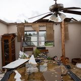 Ein Bild der Verwüstung: Dieses Wohnzimmer in Fort Myers, Florida, wurde von einem durchziehenden Tornado zerstört. Bereits vor zwei Wochen hatte Sturm "Helene" schwere Schäden in Florida und mehreren anderen Bundesstaaten verursacht. Dabei kamen weit über 200 Menschen zu Tode. Vielen Betroffenen in Florida blieb angesichts der Ankunft von "Milton" keine Zeit, sich von den Zerstörungen zu erholen