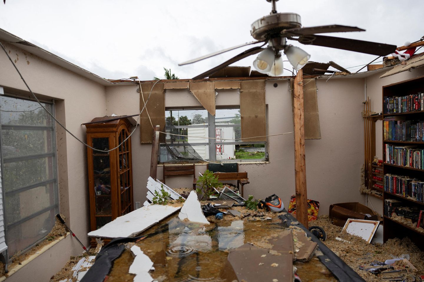 Zerstörtes Wohnzimmer Ein Bild der Verwüstung: Dieses Wohnzimmer in Fort Myers, Florida, wurde von einem durchziehenden Tornado zerstört. Bereits vor zwei Wochen hatte Sturm "Helene" schwere Schäden in Florida und mehreren anderen Bundesstaaten verursacht. Dabei kamen weit über 200 Menschen zu Tode. Vielen Betroffenen in Florida blieb angesichts der Ankunft von "Milton" keine Zeit, sich von den Zerstörungen zu erholen