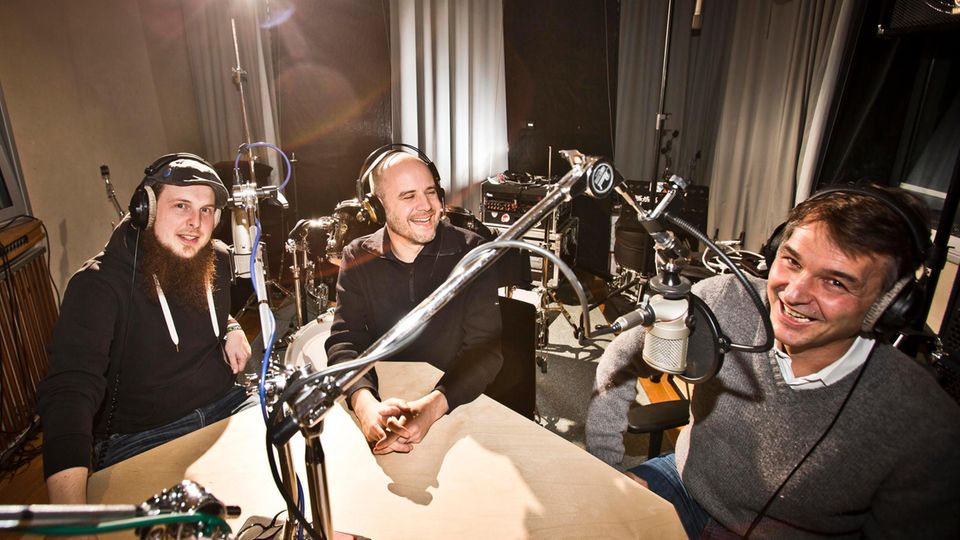 Michael Büker, Johannes Kückens und Jens Schröder (von links) sind als Erklär-Team auf neuer Mission: Seit Kurzem bespricht das Dreiergespann des erfolgreichen Podcasts "Sag mal du als Physiker" (auch bei GEO+) jede Woche fundamentale Zusammenhänge hinter Klima, Atmosphäre und Erderwärmung. Den Podcast "Jetzt mal ganz in Ruhe" finden Sie bei RTL+ und auf vielen anderen Plattformen