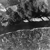 Tanklager der Rohölraffinerie in Hamburg wird am 20. Juni 1944 schwer von den schweren Bombern der 8. US-Luftwaffe getroffen