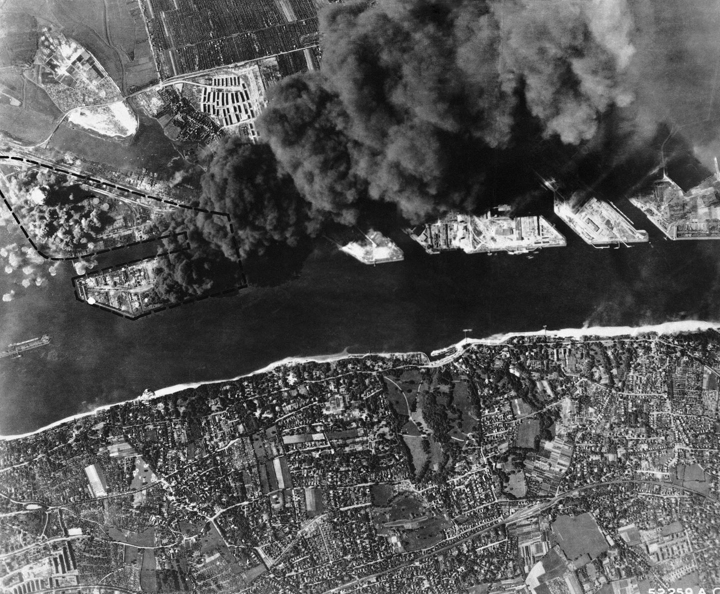 Tanklager der Rohölraffinerie in Hamburg wird am 20. Juni 1944 schwer von den schweren Bombern der 8. US-Luftwaffe getroffen
