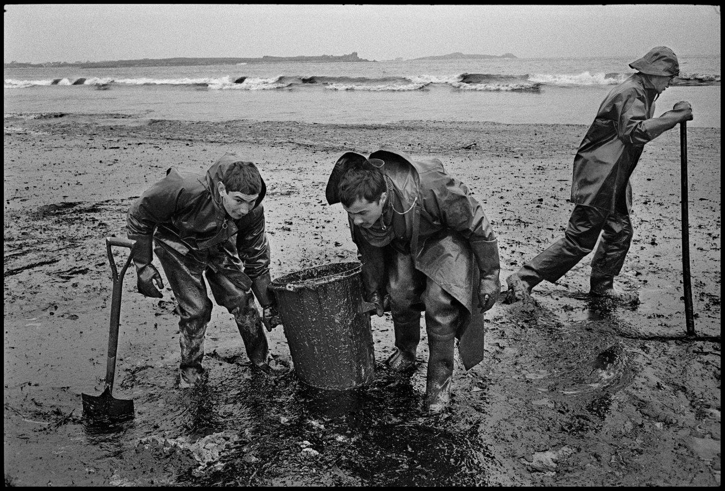 Die schwarze Pest Wehrpflichtige der Armee reinigen die mit Öl verschmutzten Strände nach dem Schiffsunglück der Amoco Cadiz (1978)