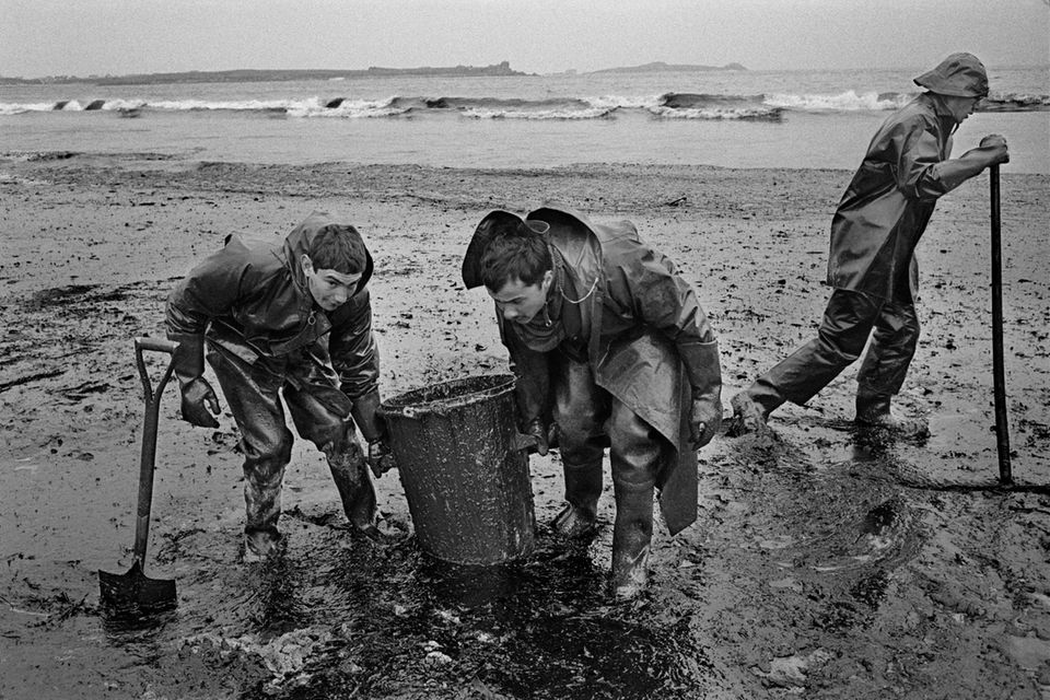 Wehrpflichtige der Armee reinigen die mit Öl verschmutzten Strände nach dem Schiffsunglück der Amoco Cadiz (1978) 1.4744