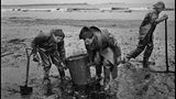 Wehrpflichtige der Armee reinigen die mit Öl verschmutzten Strände nach dem Schiffsunglück der Amoco Cadiz (1978)