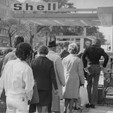 Während der Ölkrise 1973 wird Heizöl an einer Shell-Tankstelle ausgegeben, Wien, Fotografie (1973)