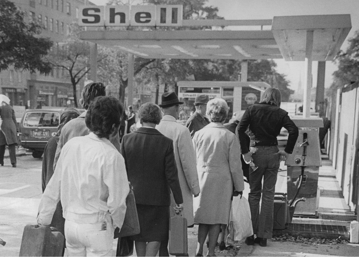 Während der Ölkrise 1973 wird Heizöl an einer Shell-Tankstelle ausgegeben, Wien, Fotografie (1973)